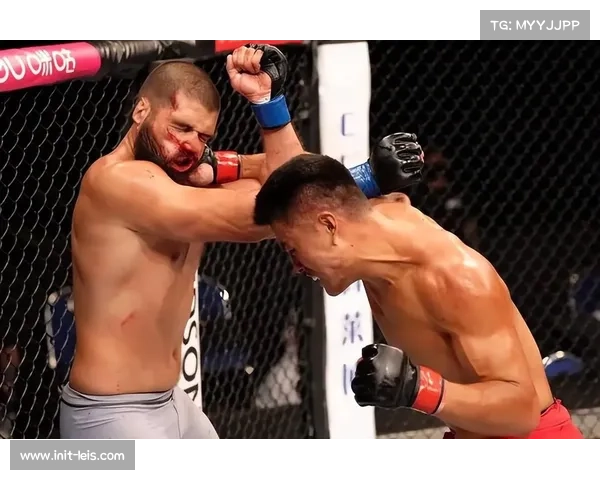 【UFC综合格斗·非赛事·文化--德里克·刘易斯KO对手后脱裤散热名言“My balls was hot”成经典瞬间